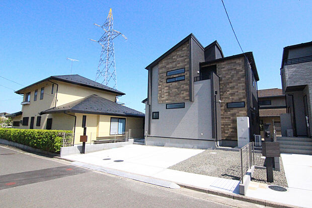 【【2号棟外観】】建物の一部をオーバーハングさせることで、凹凸のある立体感を演出♪