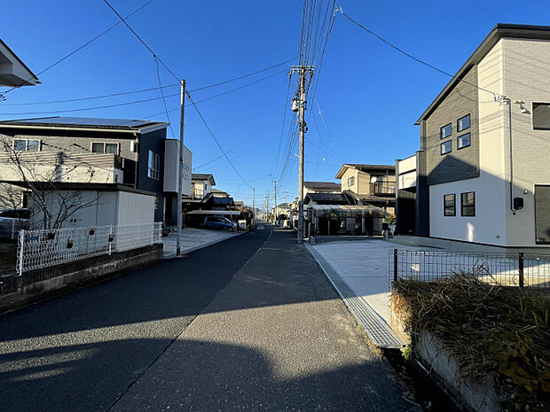 前面道路　前面道路は6mあるので、ゆとりをもって駐車が可能です