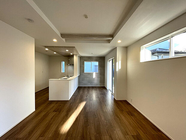 LDK　家族の時間が自然と増える、ゆとりあるLDK。お子様がのびのびと遊べて、ママ・パパの目も届く安心設計です。