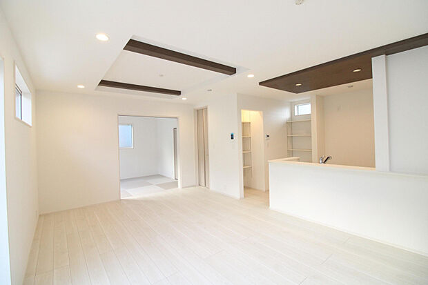 LDK　空間にメリハリを生む折り上げ天井は、家族団らんの時間をより豊かに。デザイン性と機能性を兼ね備えた演出です。