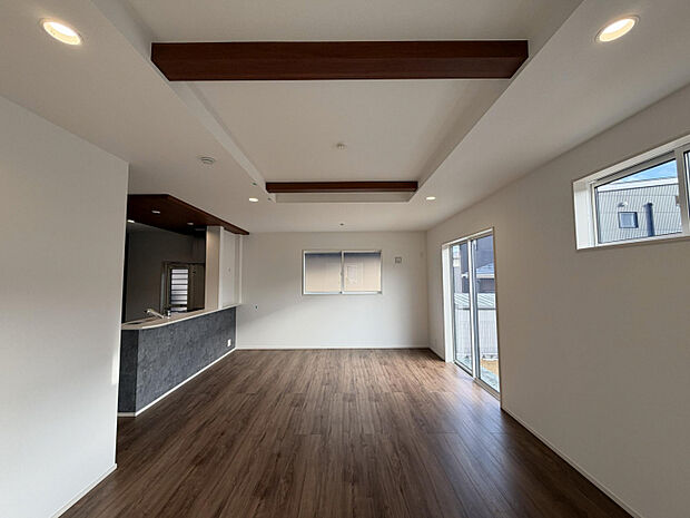 LDK 家族の時間が自然と増える、ゆとりあるLDK。お子様がのびのびと遊べて、ママ・パパの目も届く安心設計です。