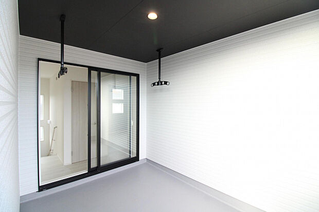 バルコニー 突然の雨でも安心の屋根付きバルコニー。洗濯物だけでなく、外遊びやプールも楽しめる安心の遊び場に。