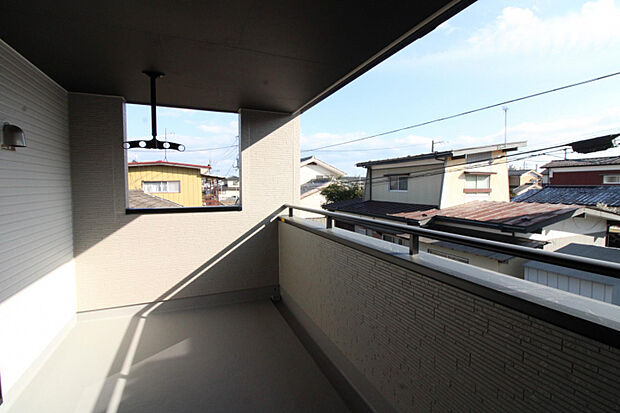 バルコニー 突然の雨でも安心の屋根付きバルコニー。洗濯物だけでなく、外遊びやプールも楽しめる安心の遊び場に。
