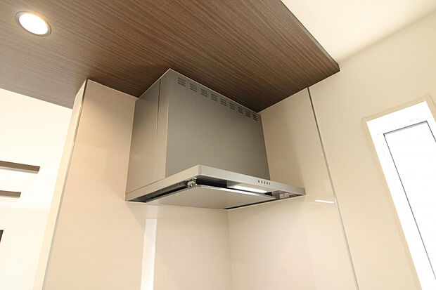 【薄型レンジフード】フィルターレス構造の薄型レンジフードを採用。油汚れが付きにくく、掃除の負担を大幅に軽減します。