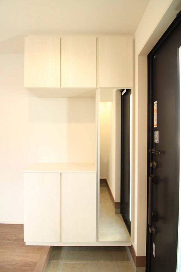 【玄関収納】玄関収納の側面には姿見が取り付けてあり、外出前のファッションチェックもできます◎