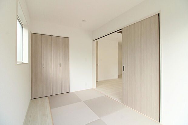 【和室】お昼寝や遊び場にぴったりの畳空間。赤ちゃんのおむつ替えや来客時の応接スペースにも活躍します。