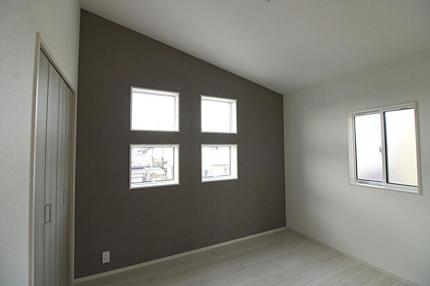 【洋室】空間を広く明るく演出する勾配天井を採用した洋室。癒しのプライベート空間になりそうです。