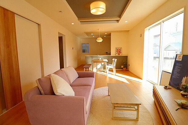 【1号棟LDK/20.75帖】 折上天井であえて梁を出すことで、広々と開放感のある心地の良い空間を演出してくれます。