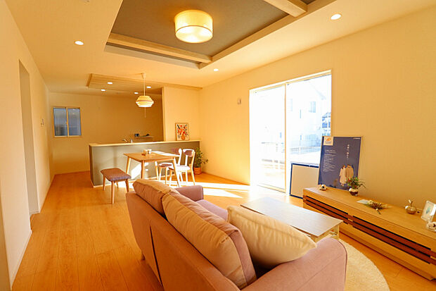 【1号棟LDK/20.75帖】 広々としたリビングは日当たりもよく居心地の良い空間です♪