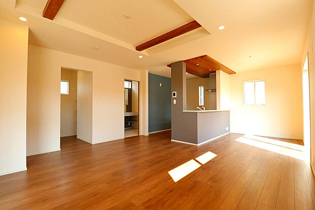 【LDK/20.75帖】 折上天井であえて梁を出すことで、広々と開放感のある心地の良い空間を演出してくれます。