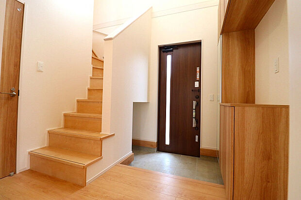 【玄関吹き抜け】 収納豊富なミラー付きシューズクロークですっきり♪