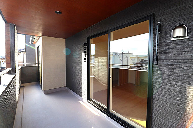 【【2号棟インナーバルコニー】】 屋根付きのインナーバルコニーで、急な雨の日も安心。洗濯物も快適に干せます♪