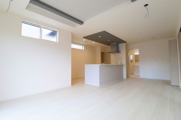 【【1号棟LDK/20帖】】折上天井であえて梁を出すことで、広々と開放感のある心地の良い空間を演出してくれます。