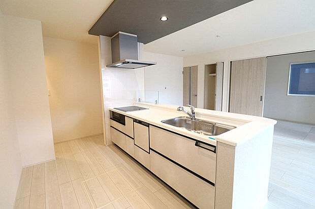 【【1号棟キッチン】】ポップアップ天井付きのおしゃれなキッチンは食洗器搭載で日々の家事も楽々♪