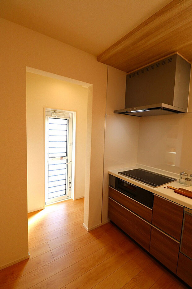 【【1号棟勝手口】】キッチンから直接出られる勝手口で、ゴミ出しや買い物後の荷物の出し入れもスムーズ。