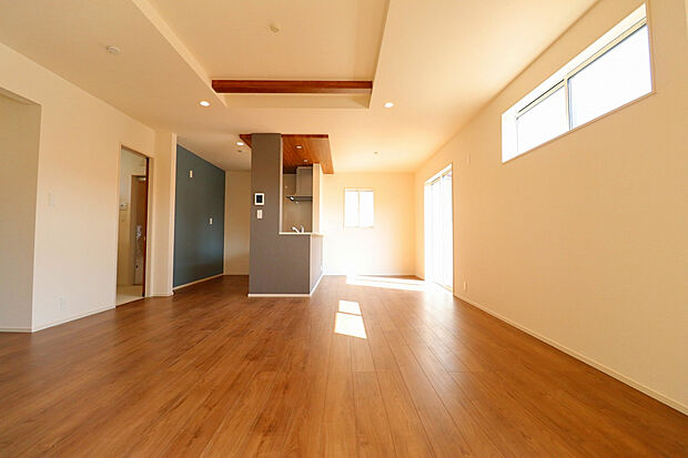 【【LDK/20.75帖】】アクセントクロス採用でお部屋の雰囲気がグッと洗練されます。