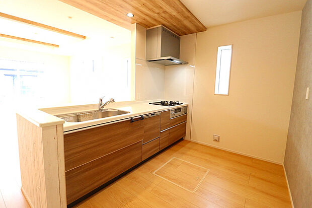 【【キッチン】】ポップアップ天井付きのおしゃれなキッチンは食洗器搭載で日々の家事も楽々♪