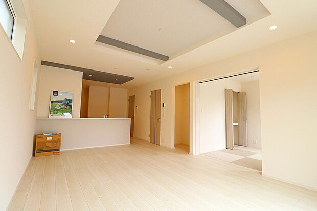 【【2号棟LDK/20帖】】折上天井であえて梁を出すことで、広々と開放感のある心地の良い空間を演出してくれます。