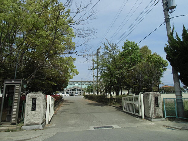 三村小学校(約704m)