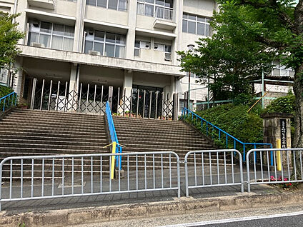 亀岡市立つつじヶ丘小学校 550m