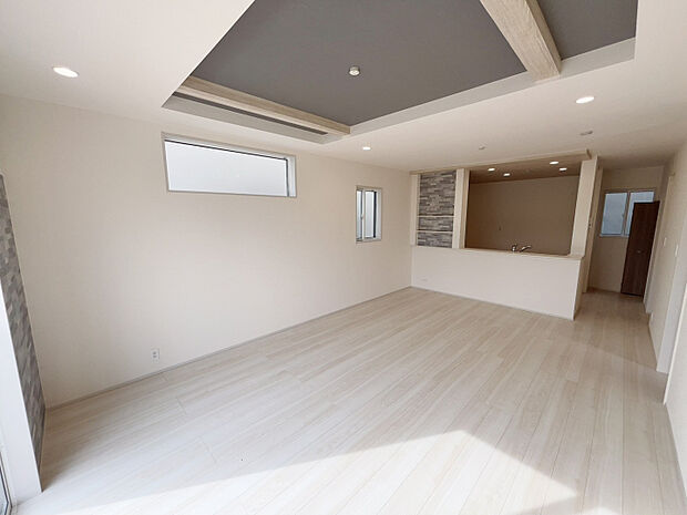 【1号棟】 ご家族を見渡せる対面キッチン。後方も十分なスペースを確保。