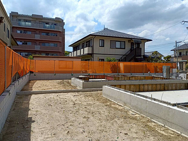 2026年5月上旬現地撮影　奥1号棟・手前2号棟