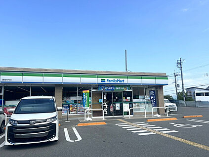 ファミリーマート葛城竹内店 600m