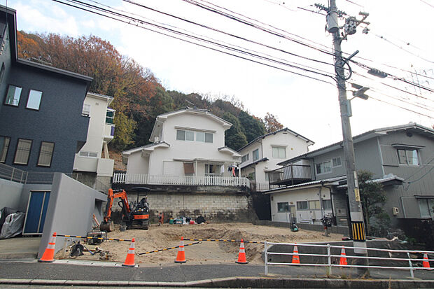 前面道路から見た外観　