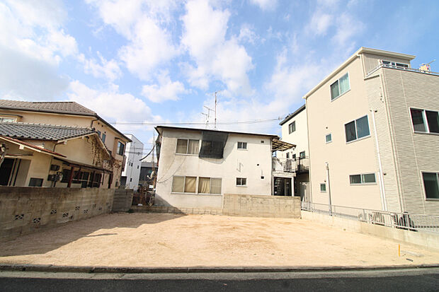 前面道路から見た宅地　