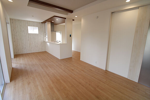 リビングダイニング　明るく広々としたリビングです！