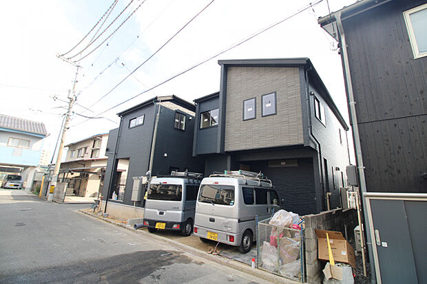 前面道路から見た外観　