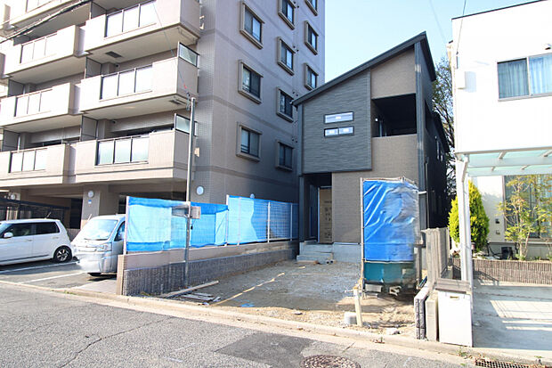 前面道路から見た外観　