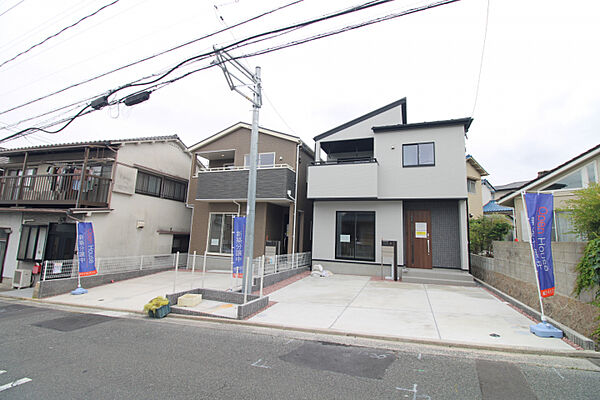 前面道路から見た外観　