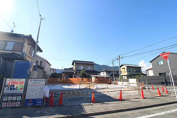 前面道路から見た宅地　