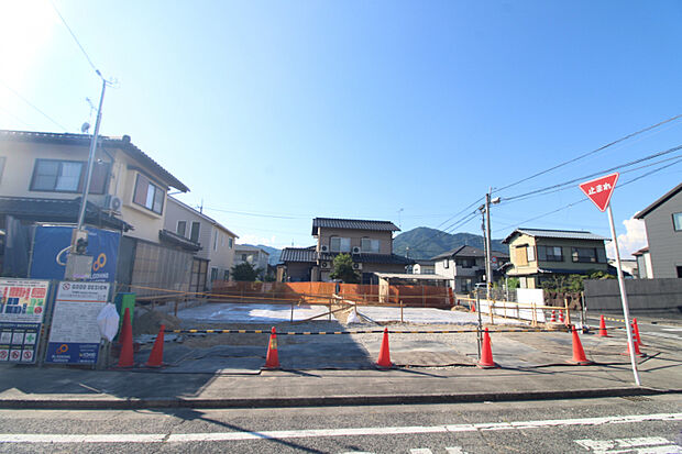 前面道路から見た宅地　