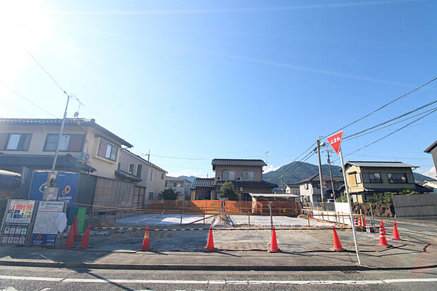前面道路から見た宅地　