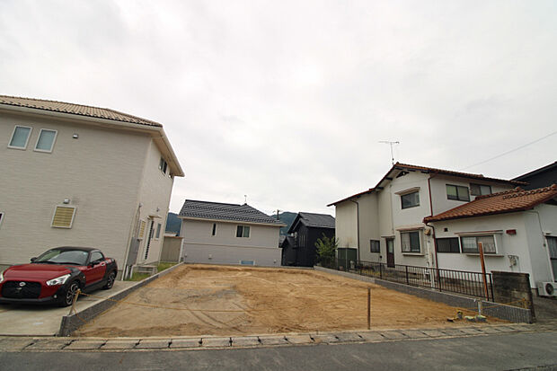 前面道路から見た宅地　