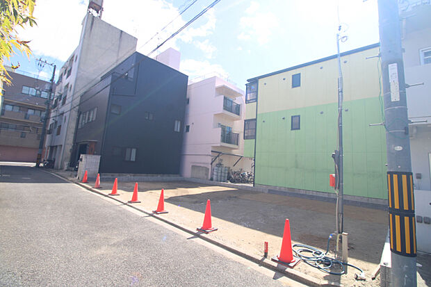 前面道路から見た宅地　