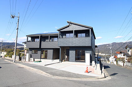 前面道路から見た外観