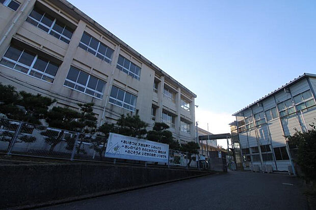 板城小学校(約2,400m)