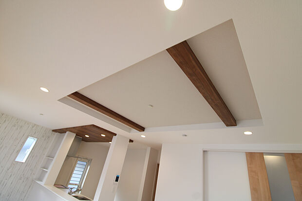 【折上天井】他より天井が高くなっているので、シーリングライトやファンなどを付けても圧迫感を感じない!