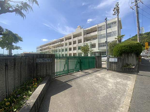 楠那小学校（約600m）