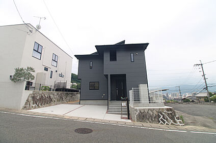 前面道路から見た外観