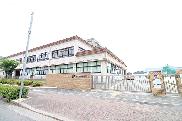 阿賀小学校(約1,300m)