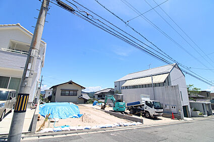 前面道路から見た外観