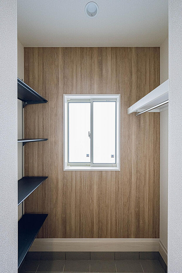 【1号棟:玄関】玄関脇の土間スペースには枕棚＆ハンガーパイプと4段可動棚を配し、シューズクロークとしての利用やレインコート掛けにも重宝します。