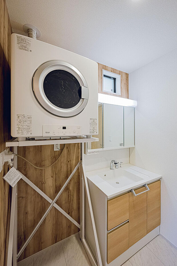 【1号棟:洗面室】ガス衣類乾燥機標準設置。リース設置ではないので、毎月のガス料金にガス乾燥機の代金が上乗せされることはありません。