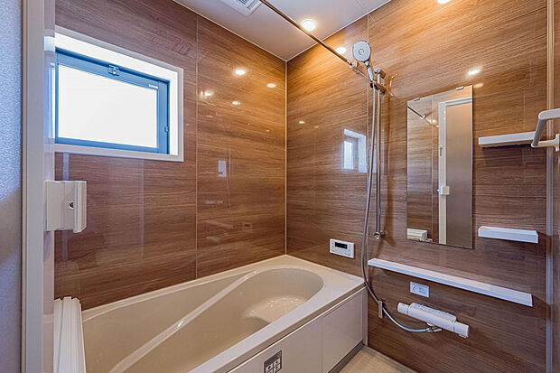 【1号棟:浴室】半身浴もできるベンチ付き浴槽。お子様や高齢の方の出入りステップとしても安心便利です。