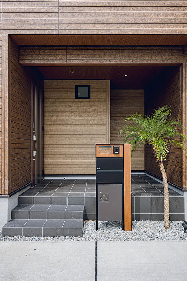 【2号棟外観】シンボルツリーのフェニックスがアクセント。清潔感、爽快感のあるエントランスです。