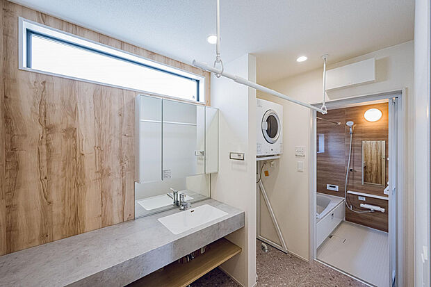 【2号棟:洗面室】見た目の良さだけでなく、耐久性・耐薬品性・耐汚染性に優れ、お手入れのしやすいサニタリーです。